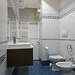 Guesthost - Roomy With Balcony And Parking! アパート