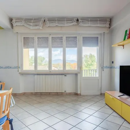 Roomy With Balcony And Parking!