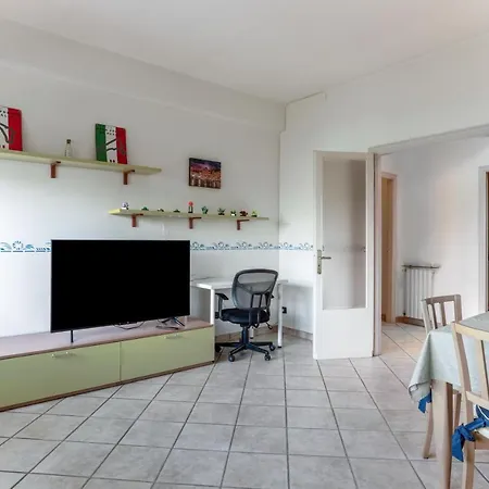 Guesthost - Roomy With Balcony And Parking! ルッカ