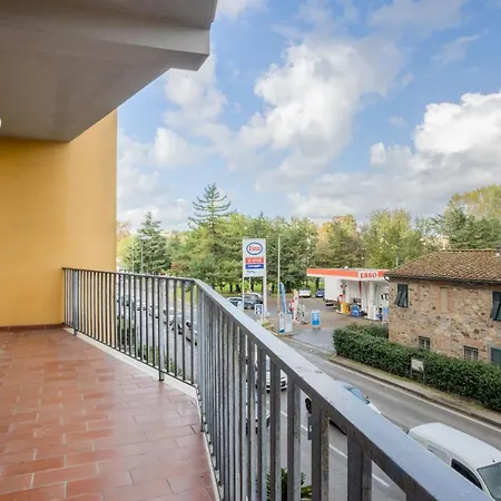 Guesthost - Roomy With Balcony And Parking! アパート