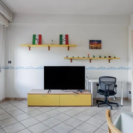 Guesthost - Roomy With Balcony And Parking! アパート ルッカ