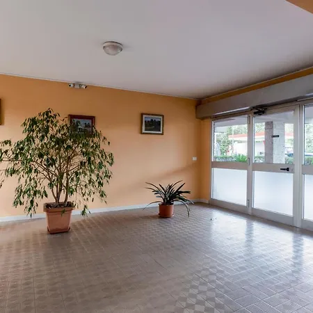 Guesthost - Roomy With Balcony And Parking! ルッカ