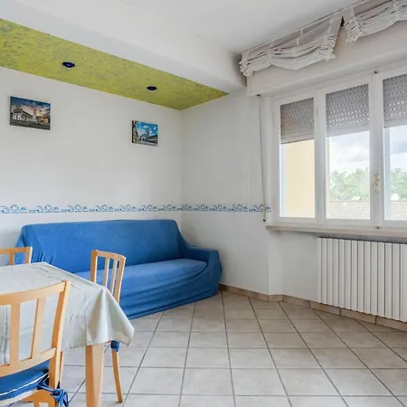 Guesthost - Roomy With Balcony And Parking! Apartamento *