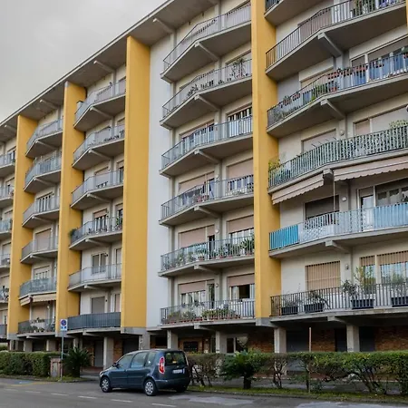 Guesthost - Roomy With Balcony And Parking! アパート