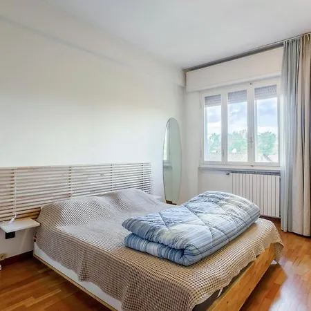 Guesthost - Roomy With Balcony And Parking! *