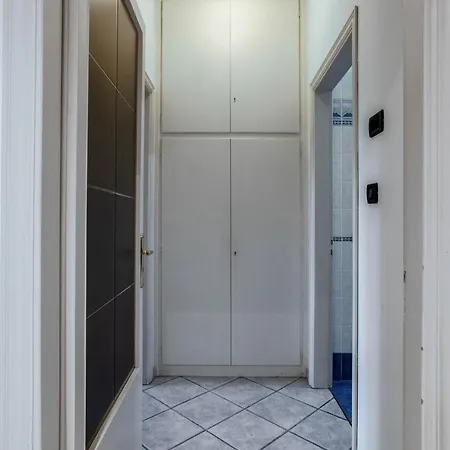 Guesthost - Roomy With Balcony And Parking!