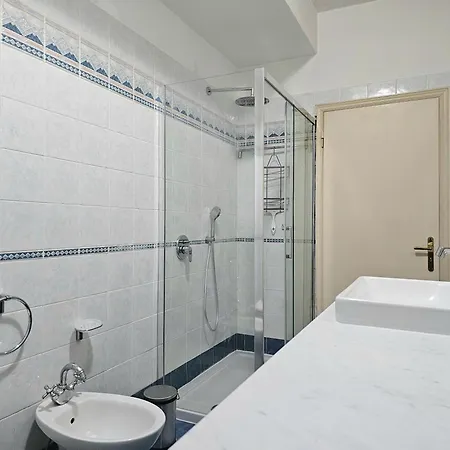 Apartamento Guesthost - Roomy With Balcony And Parking!